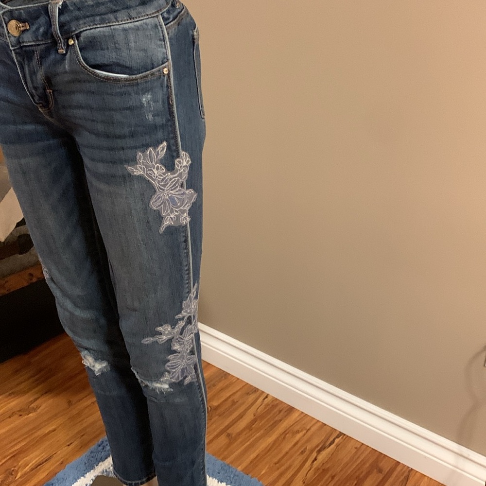 White House Black Market Women's Jeans Skinny Blue Distressed w/ Lace Flowers 28